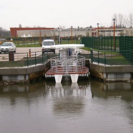 Bac stationné à quai